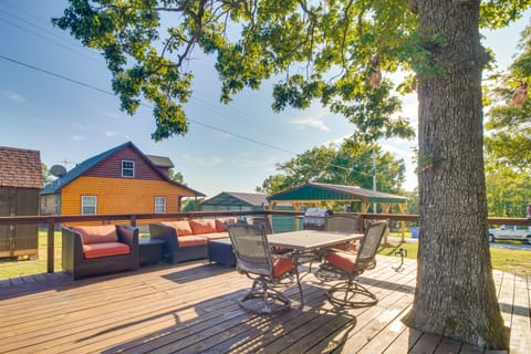 Incredible Log Home: 1 Mile from Lake Tenkiller House in Tenkiller Ferry Lake