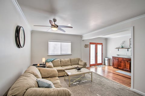 Convenient Burien Getaway: 12 Mi to Dtwn SEA! House in Burien