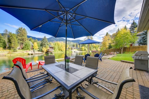 Expansive Waterfront Escape w/ Kayaks + SUPs! House in Sagle