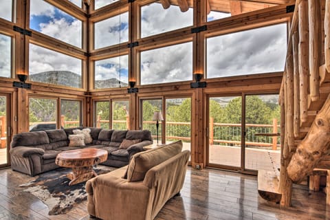 Spacious, Luxe Cabin w/ Mtn Views, Sauna & More! House in Colorado