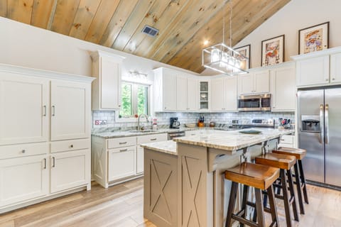 Hike, Fish & Kayak: Murphy Gem w/ Deck & Fire Pit House in Tennessee