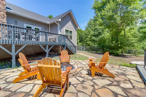 Hike, Fish & Kayak: Murphy Gem w/ Deck & Fire Pit House in Tennessee