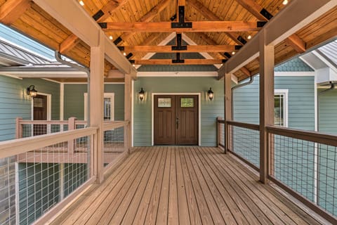 Mountain Refuge w/ View, 12 Mi to Asheville! House in Asheville