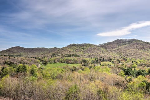 Mountain Refuge w/ View, 12 Mi to Asheville! House in Asheville