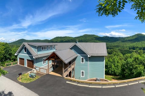 Mountain Refuge w/ View, 12 Mi to Asheville! House in Asheville
