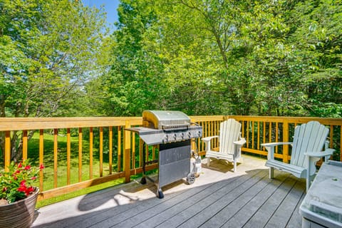 Chic Dover Home w/ Hot Tub: 1 Mi to Golf! House in West Dover