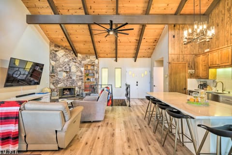 Pine Mountain Cabin w/ Hot Tub, 2 Mins to Marina! House in Groveland