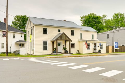 Chic & Central Apartment ~ 6 Mi to Sebec Lake! Apartment in Penobscot