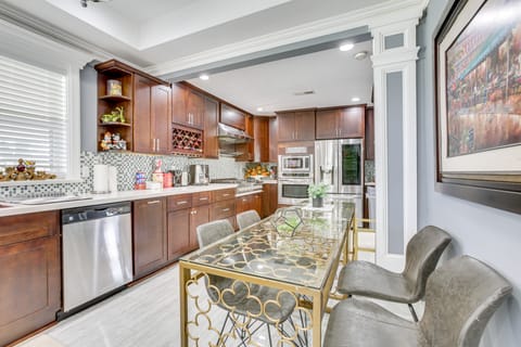 11 Mi to NOLA: Westwego Home w/ Sunroom! House in Westwego