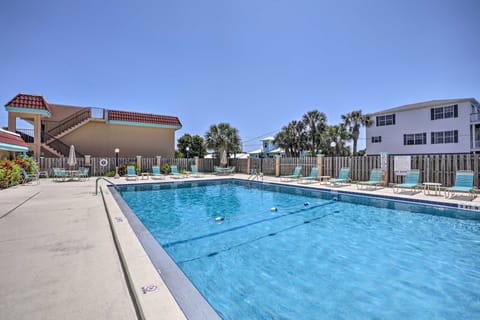 Walk to Crescent Beach: Condo w/ Pool Access Apartment in Crescent Beach