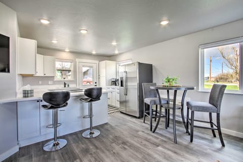 Bright + Modern Augusta Home - Walk to Town! House in Idaho