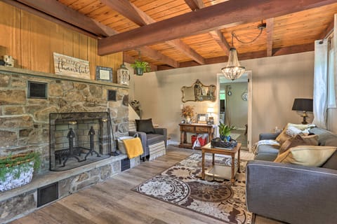 Deck + Pool Access: Welcoming Poconos Retreat Cottage in Coolbaugh Township