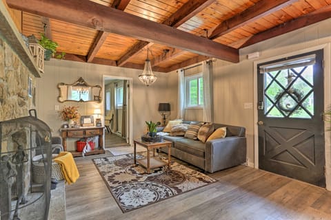 Deck + Pool Access: Welcoming Poconos Retreat Cottage in Coolbaugh Township