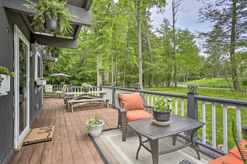Deck + Pool Access: Welcoming Poconos Retreat Cottage in Coolbaugh Township