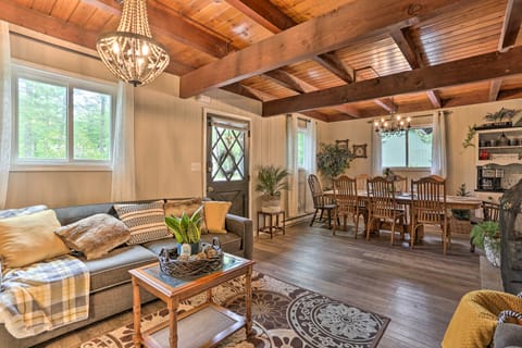 Deck + Pool Access: Welcoming Poconos Retreat Cottage in Coolbaugh Township