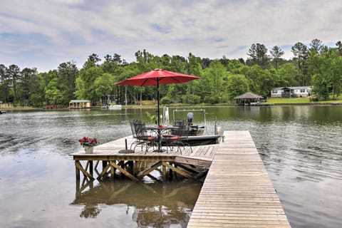 Lakefront Sparta Home: Fire Pit, Dock & Kayak House in Lake Sinclair