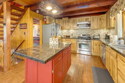 Game Room & 2 Decks: Walkable Lake Arrowhead Cabin House in Lake Arrowhead