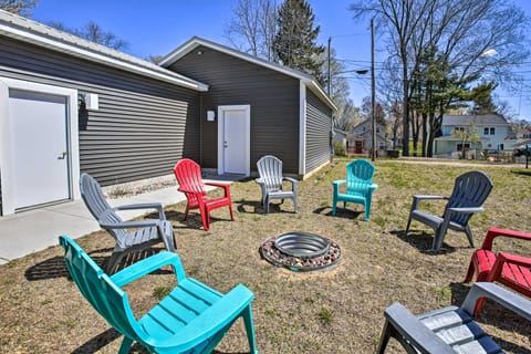 Dtwn Ludington Apt w/ Fire Pit: Day Trip to Slopes Apartment in Ludington