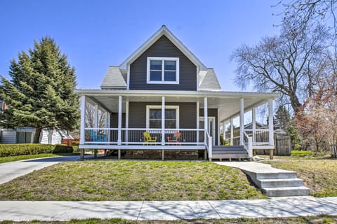 Dtwn Ludington Apt w/ Fire Pit: Day Trip to Slopes Apartment in Ludington