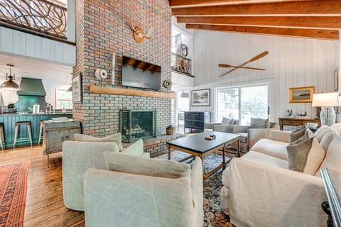 Chic Highlands Cabin Retreat w/ Deck + Office! House in Highlands