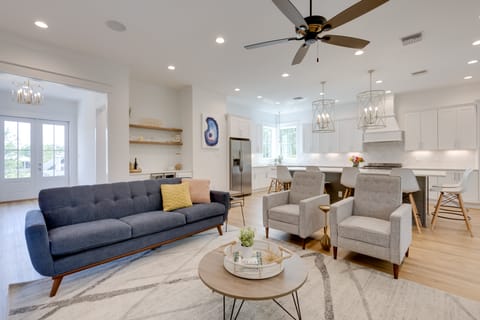 Coastal Waveland House 1/2 Block to Pub Beach House in Waveland