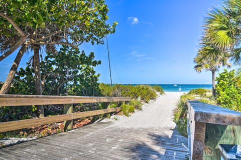 Indian Rocks Beach Unit - Steps from the Shoreline Apartment in Indian Rocks Beach