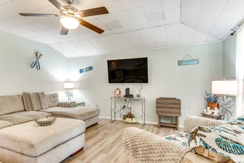 Walk to Beach: Fort Walton Coastal Retreat House in Fort Walton Beach