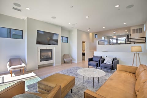 Chic San Diego Abode Rooftop Balcony + Bay Views! House in Mission Bay