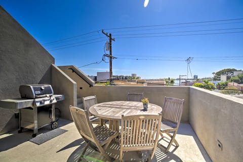 Chic San Diego Abode Rooftop Balcony + Bay Views! House in Mission Bay
