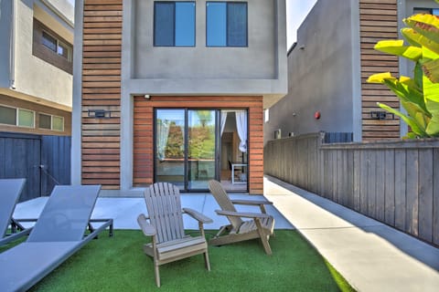 Chic San Diego Abode Rooftop Balcony + Bay Views! House in Mission Bay