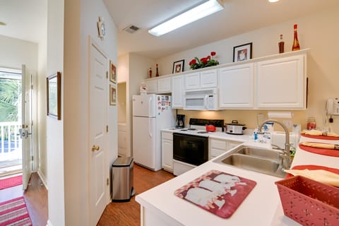 Cozy Condo w/ Golf Course View: 4 Mi to Shore! Apartment in Carolina Forest