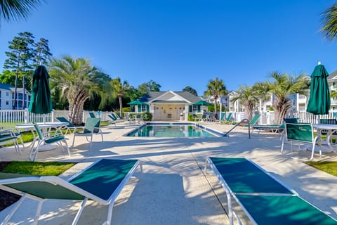 Cozy Condo w/ Golf Course View: 4 Mi to Shore! Apartment in Carolina Forest