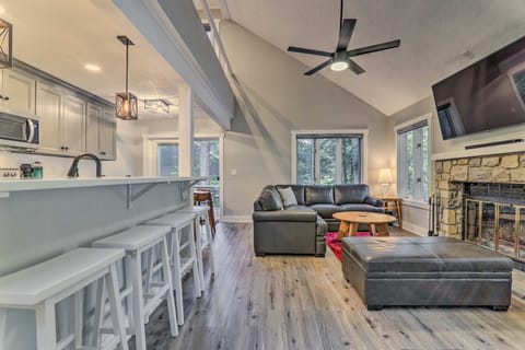 Unwind Fireside & Walk to Slopes! Poconos Getaway Apartment in Kidder Township
