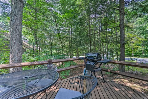 Unwind Fireside & Walk to Slopes! Poconos Getaway Apartment in Kidder Township