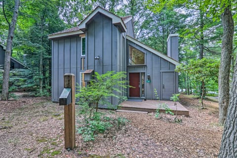 Unwind Fireside & Walk to Slopes! Poconos Getaway Apartment in Kidder Township