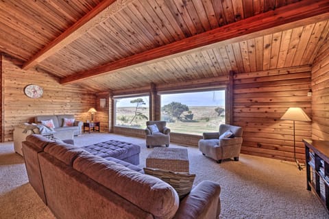 Coastal Oregon Retreat w/ Grill: 11 Mi to Astoria! House in Washington