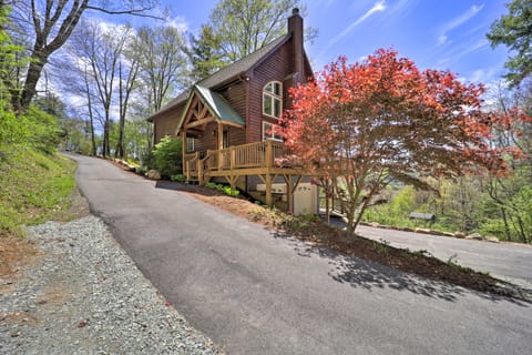 Woodsy Mountain-View Getaway w/ Hot Tub! House in Boone