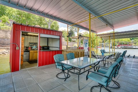 3 Cabins! Lakefront Reunion Retreat in Rocky Mount House in Lake of the Ozarks