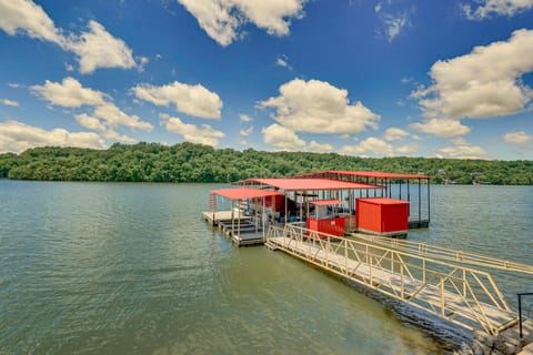 3 Cabins! Lakefront Reunion Retreat in Rocky Mount House in Lake of the Ozarks