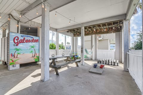 Walk to Pirates Beach: Galveston Gem w/ Balcony House in Hitchcock