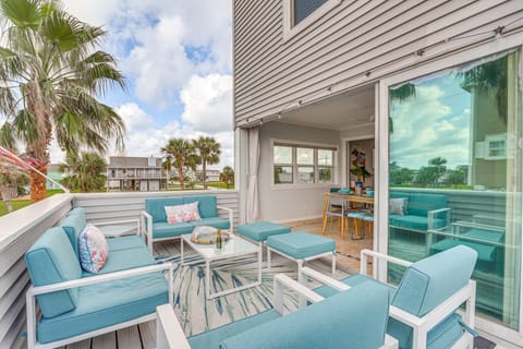 Walk to Pirates Beach: Galveston Gem w/ Balcony House in Hitchcock