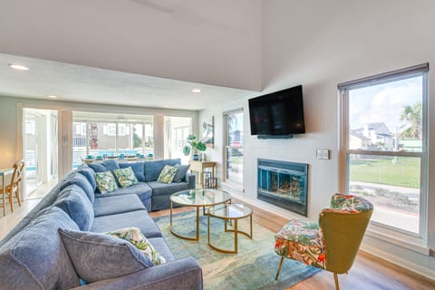 Walk to Pirates Beach: Galveston Gem w/ Balcony House in Hitchcock