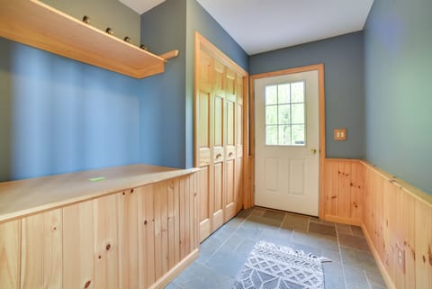 Rustic North Creek Getaway ~ 4 Mi to Gore Mtn! House in Capital District, NY, USA