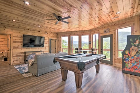 ‘Mountain Dew’ Cabin w/ Hot Tub & Scenic Views! House in Sevier County