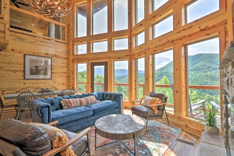 ‘Mountain Dew’ Cabin w/ Hot Tub & Scenic Views! House in Sevier County