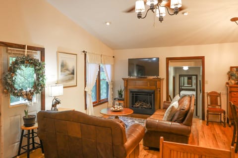 Cozy Whittier Home w/ Fire Pits < 15 Mi to Hiking! House in Qualla
