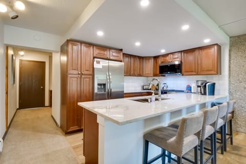 Beautiful Breck Townhome w/ Pool: 1 Mi to Main St! Apartment in Breckenridge