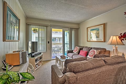 Walk to Beach: Isle of Palms Condo w/ Pool Access! Apartment in Isle of Palms