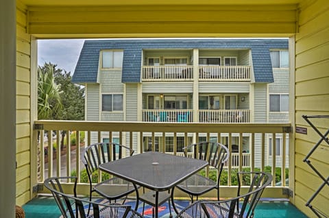 Walk to Beach: Isle of Palms Condo w/ Pool Access! Apartment in Isle of Palms