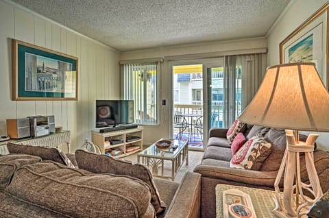 Walk to Beach: Isle of Palms Condo w/ Pool Access! Apartment in Isle of Palms